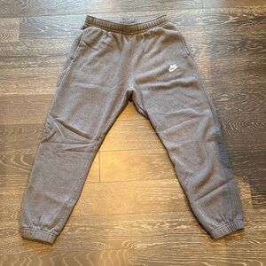 Nike Club Men’s Fleece Cuffed Sweatpants Charcoal